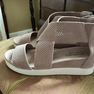 Blondo zip back sandal